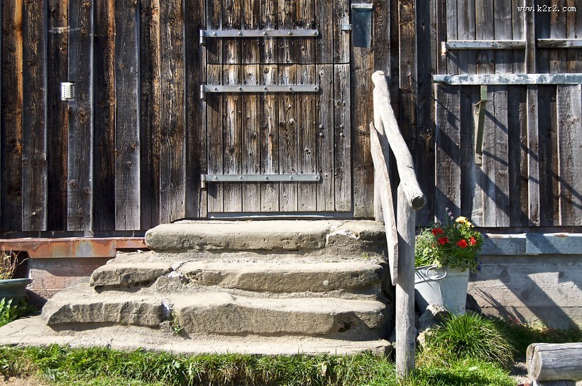 破旧的房门图片