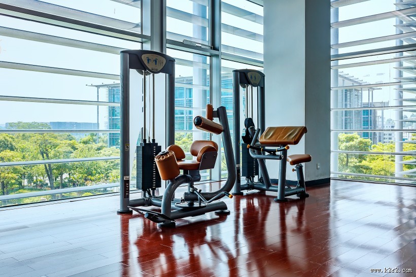 宽敞明亮的健身房图片