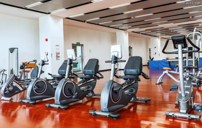 宽敞明亮的健身房图片