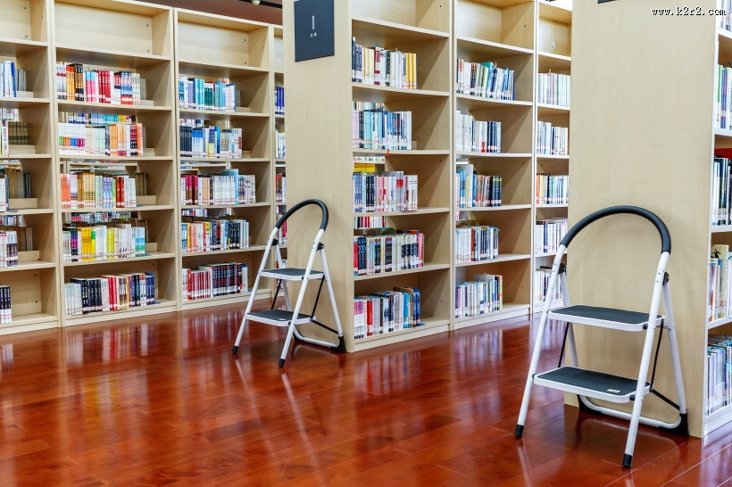 宽敞明亮的图书馆图片