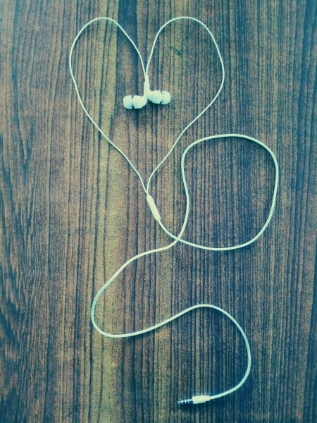 白色的入耳式耳机图片大全