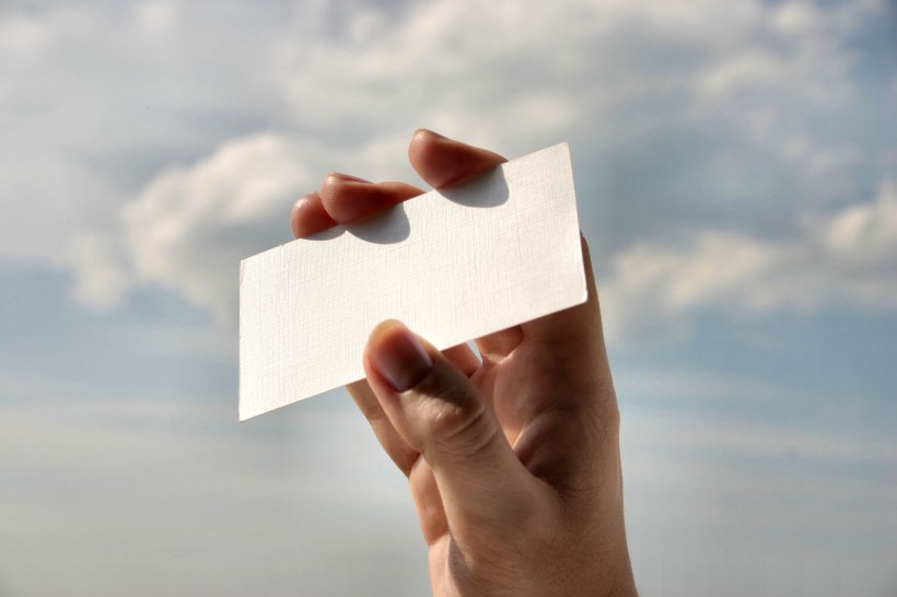 手拿空白名片图片