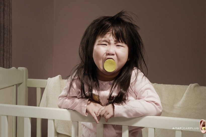 耳塞产品创意海报图片