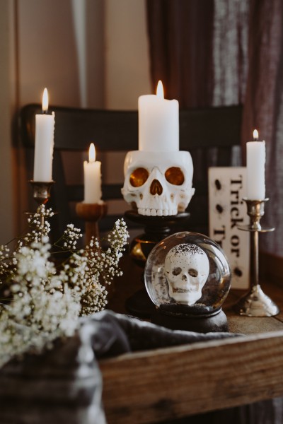 万圣节的装饰品和蜡烛图片