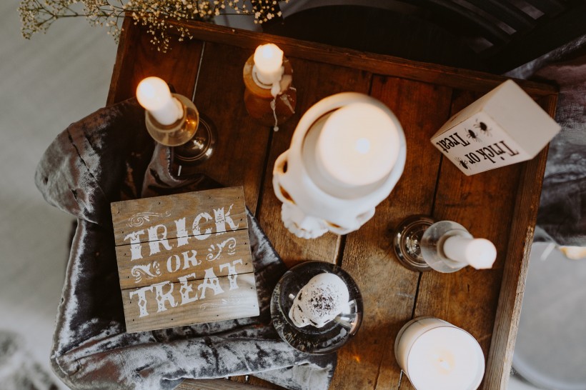 万圣节的装饰品和蜡烛图片