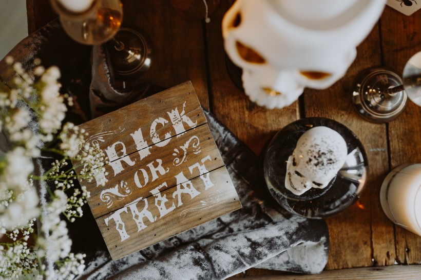 万圣节的装饰品和蜡烛图片