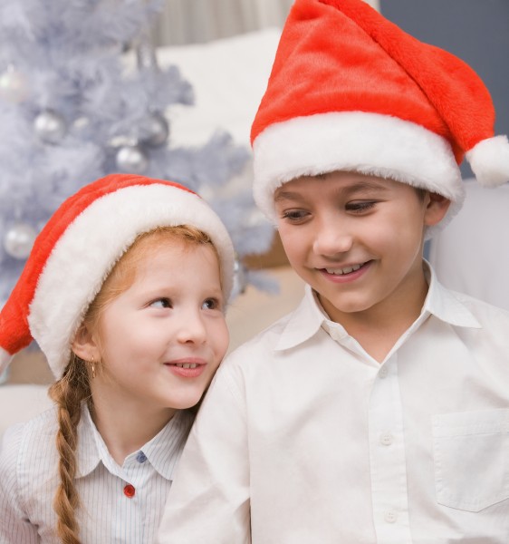 戴圣诞帽的儿童图片