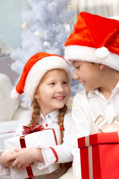 戴圣诞帽的儿童图片