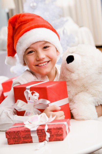 戴圣诞帽的儿童图片