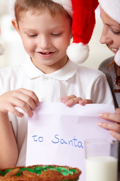 戴圣诞帽的儿童图片