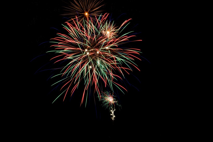 黑色背景的烟花素材图片大全