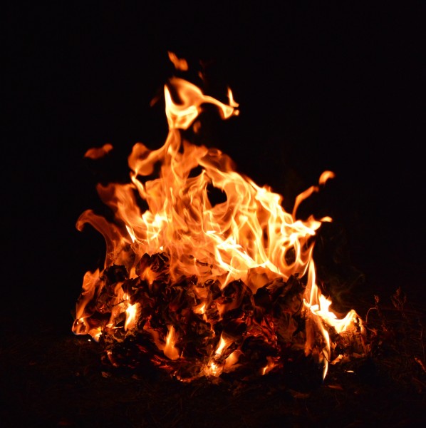 燃烧的炭火图片
