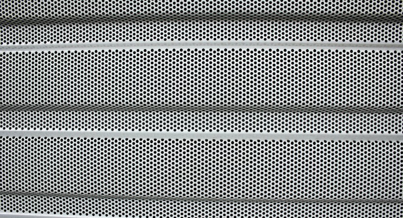 铁皮上整齐的穿孔图片