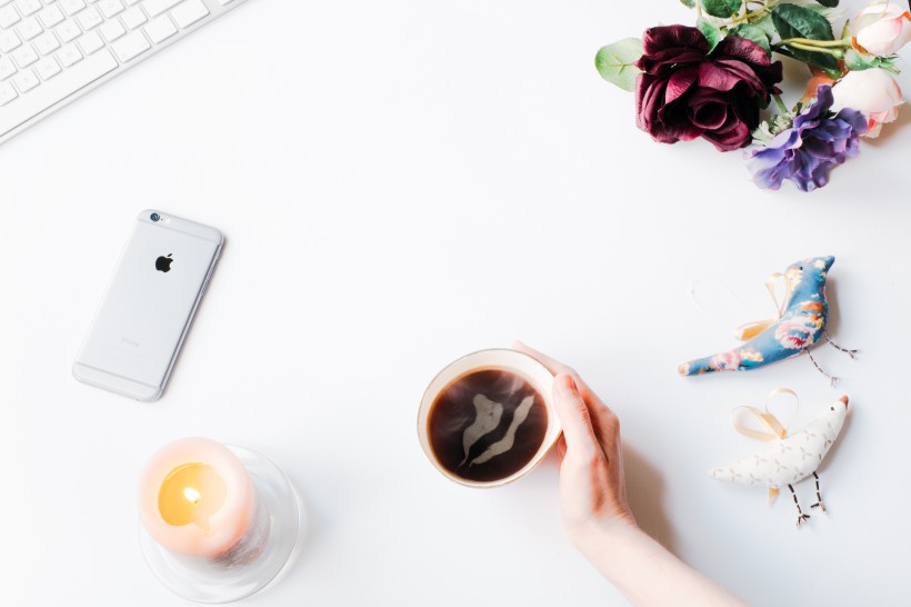 有花朵的工作台背景素材图片