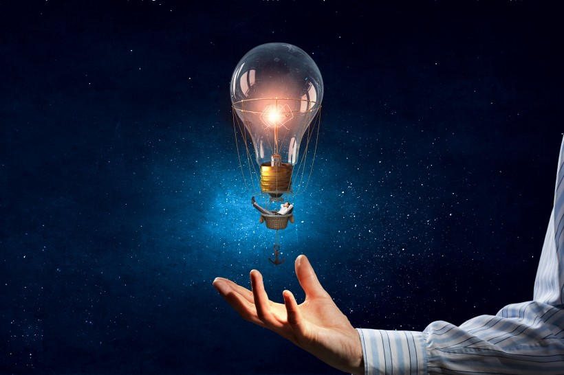 点亮的灯泡图片