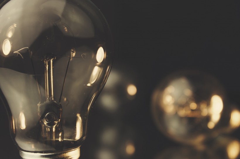 点亮的灯泡图片