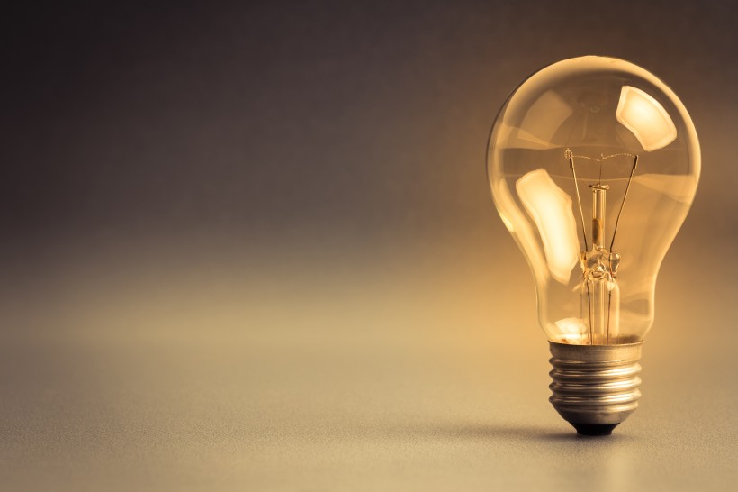 点亮的灯泡图片