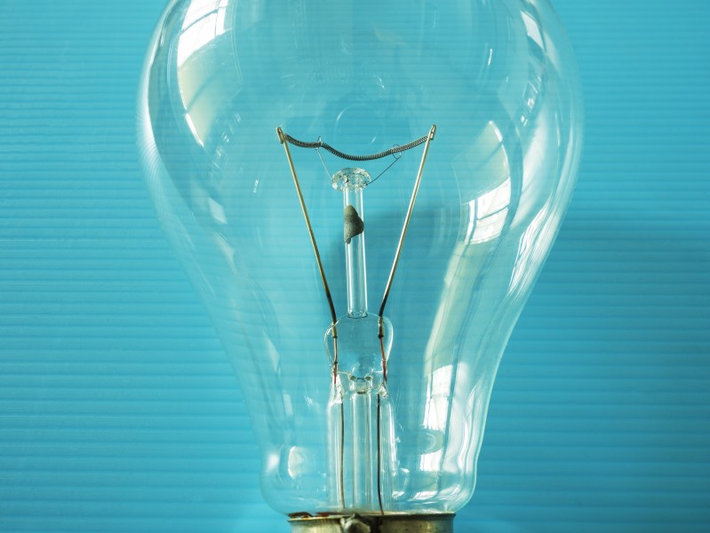 点亮的灯泡图片