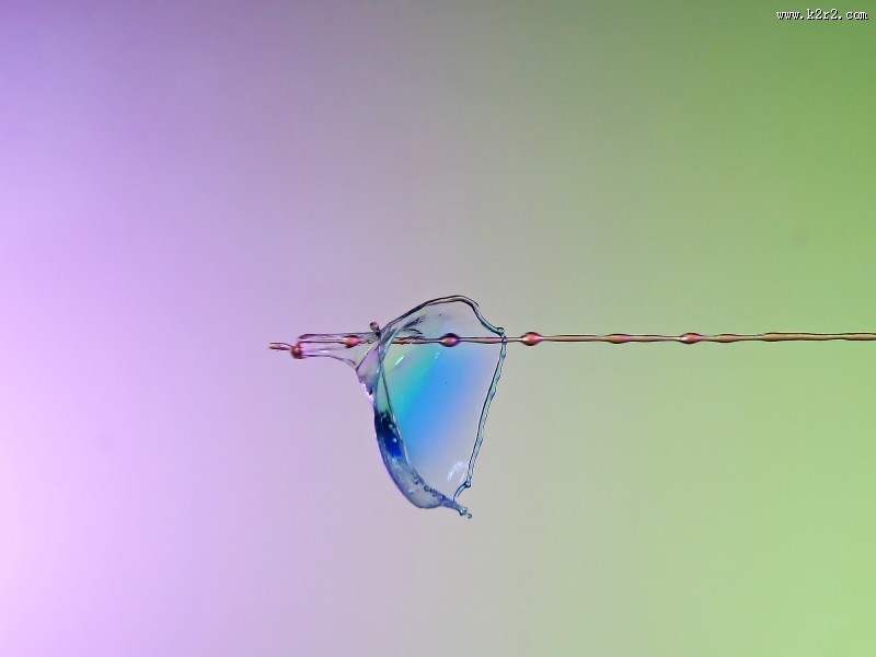 穿过小孔撞击的水滴图片