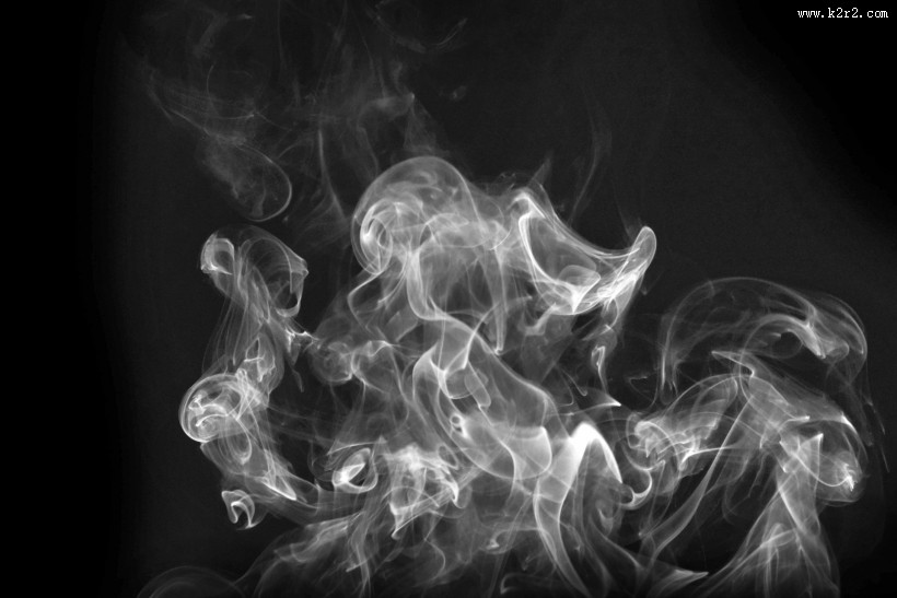 黑色背景下的白色吸烟烟雾图片