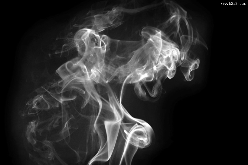 黑色背景下的白色吸烟烟雾图片