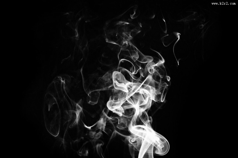 黑色背景下的白色吸烟烟雾图片