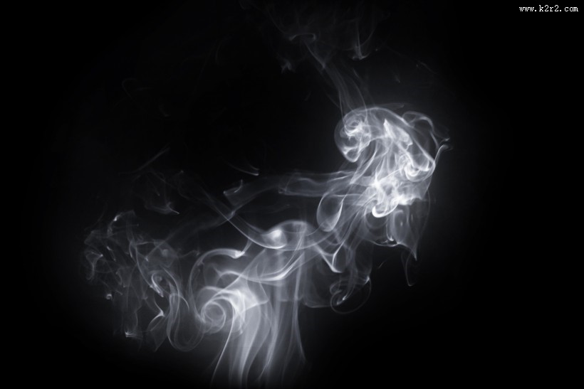 黑色背景下的白色吸烟烟雾图片