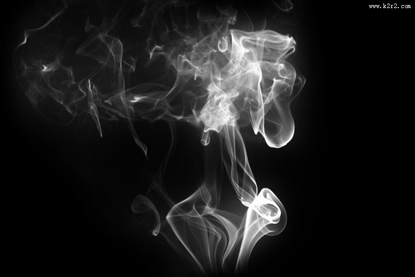 黑色背景下的白色吸烟烟雾图片