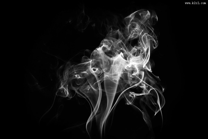 黑色背景下的白色吸烟烟雾图片