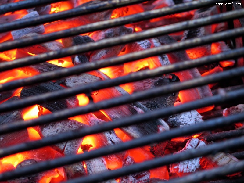 燃烧的木炭图片