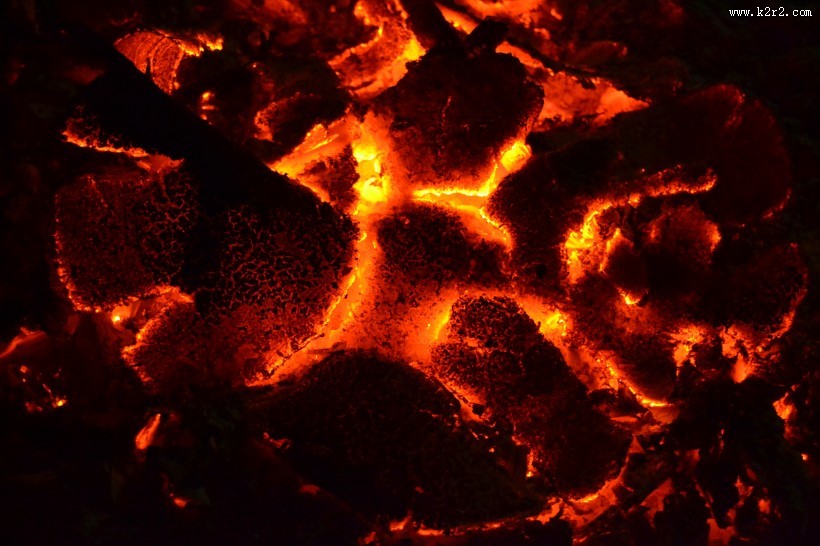 燃烧的木炭图片