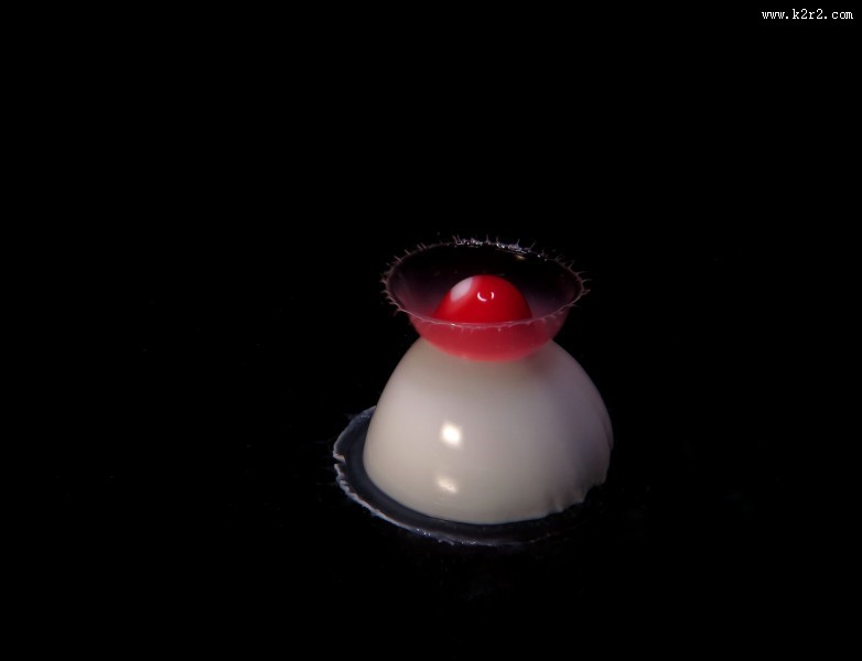 红白水滴碰撞图片