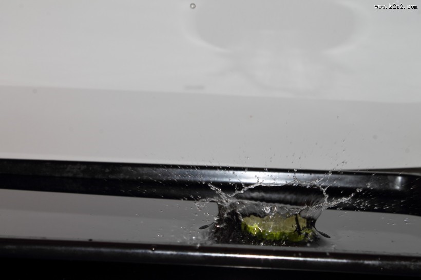 柑橘入水飞溅的水花背景图片