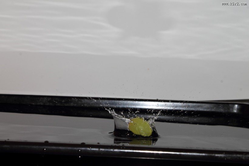 柑橘入水飞溅的水花背景图片