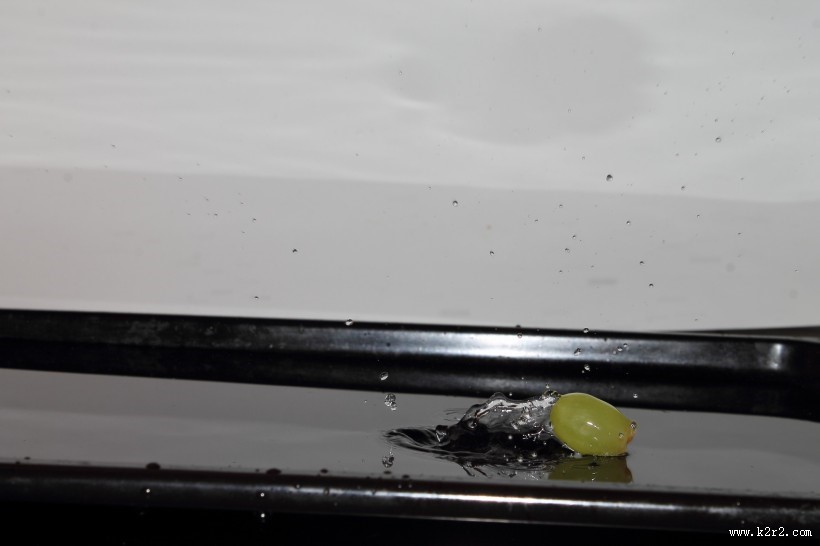 柑橘入水飞溅的水花背景图片