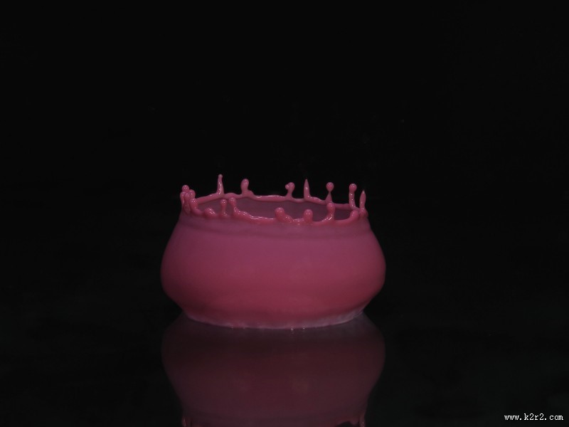 碰撞飞溅出来的陶瓷罐形状水滴图片