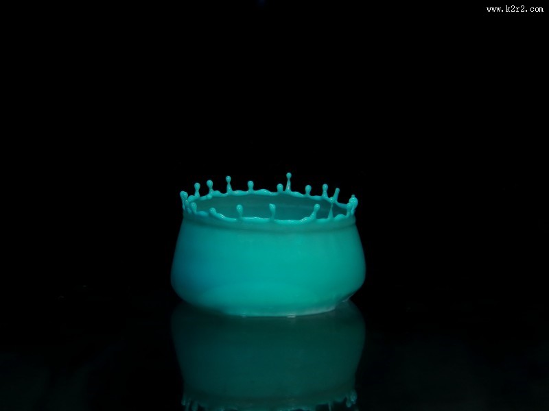 碰撞飞溅出来的陶瓷罐形状水滴图片