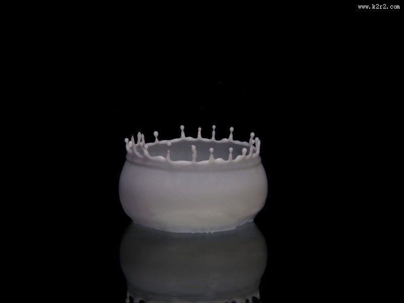 碰撞飞溅出来的陶瓷罐形状水滴图片