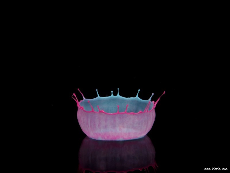 撞板的水滴图片