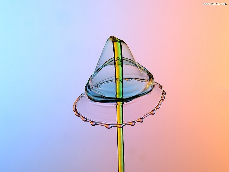 水滴喷撞伞型水花图片