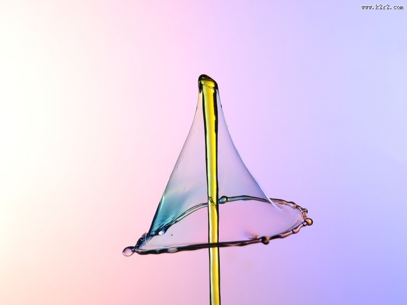 水滴喷撞伞型水花图片