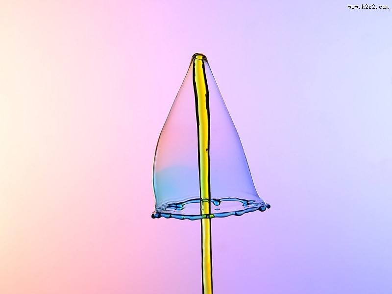 水滴喷撞伞型水花图片