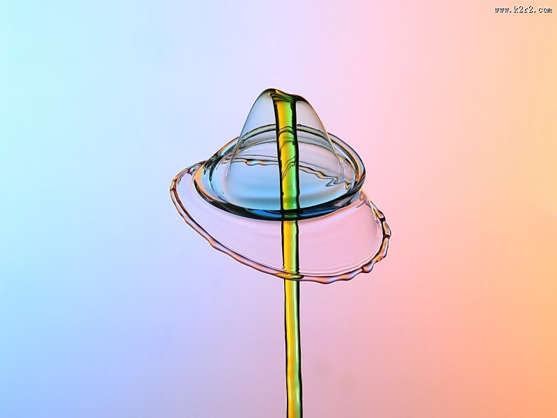 水滴喷撞伞型水花图片