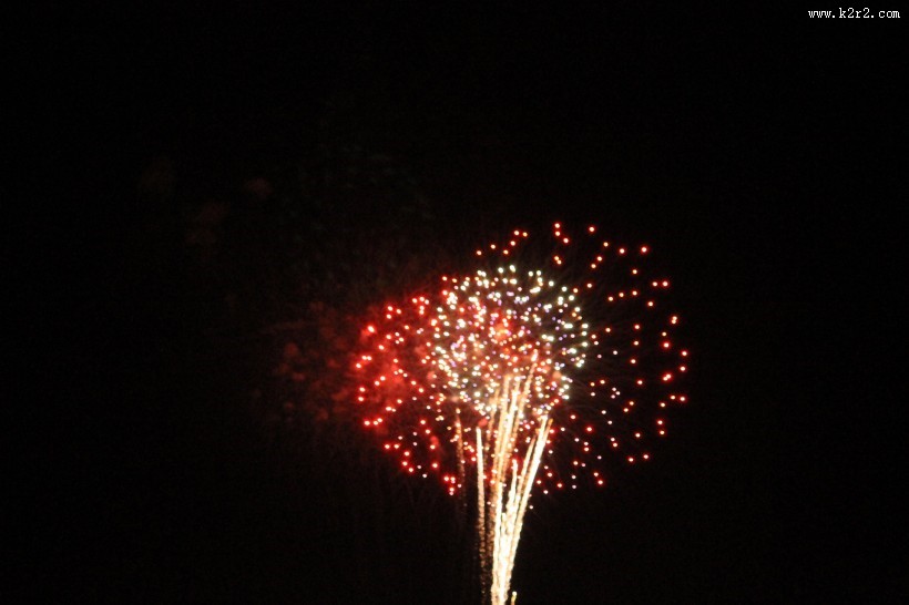 黑色背景下的烟花素材图片