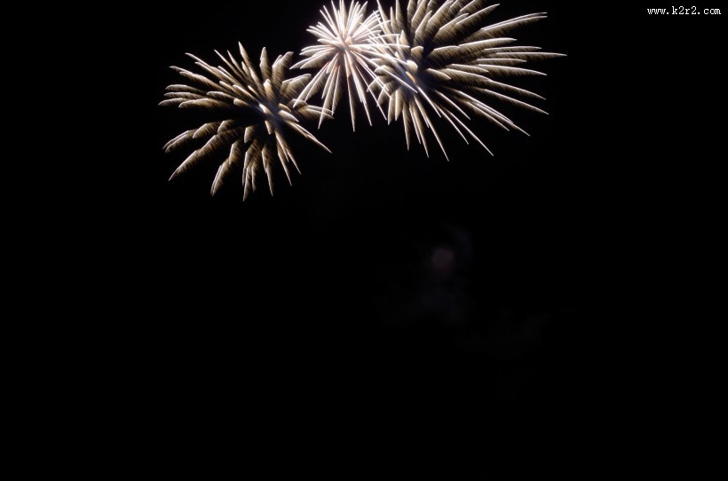 黑色背景下的烟花素材图片
