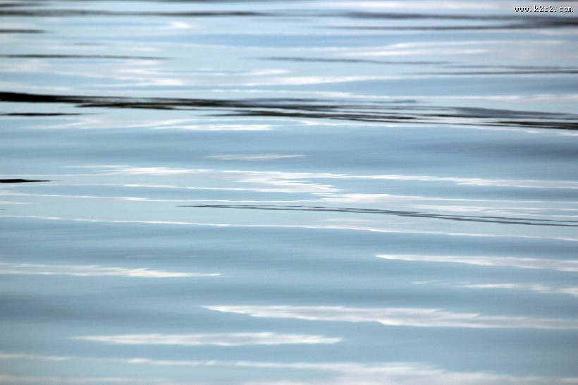 清澈平滑的水面背景图片大全