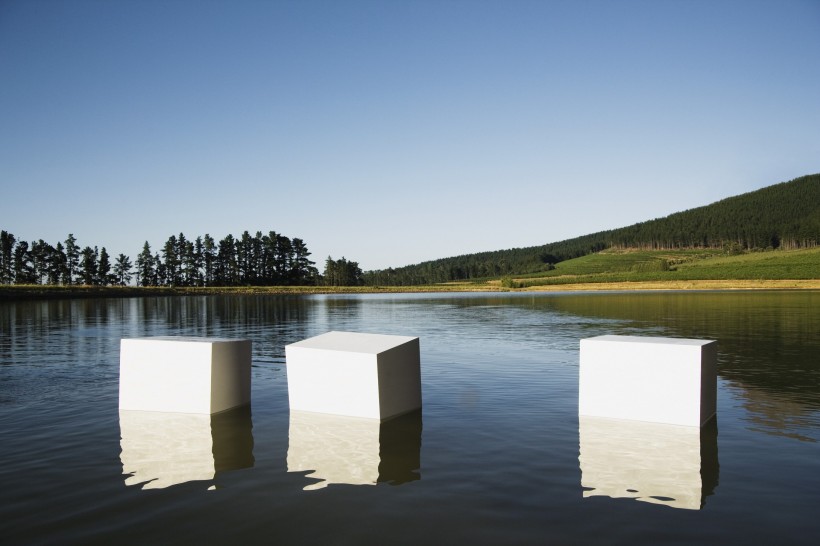 经营理念走在水里图片