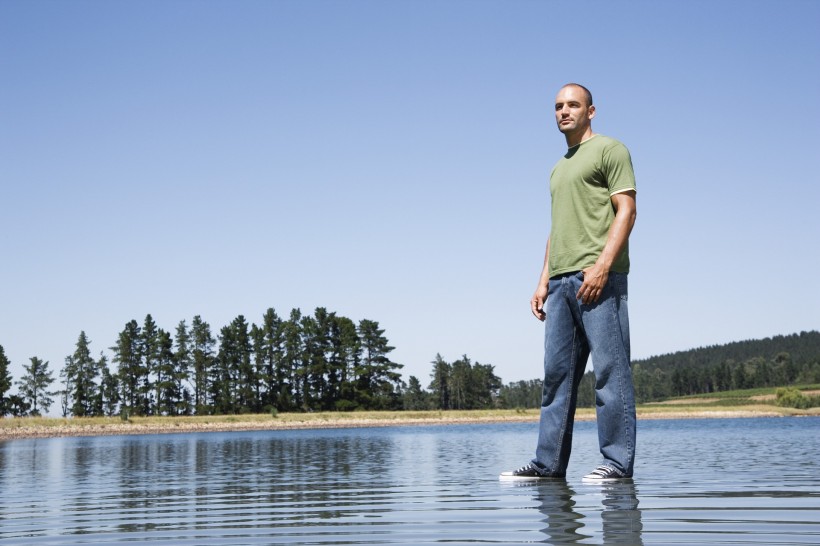 经营理念走在水里图片