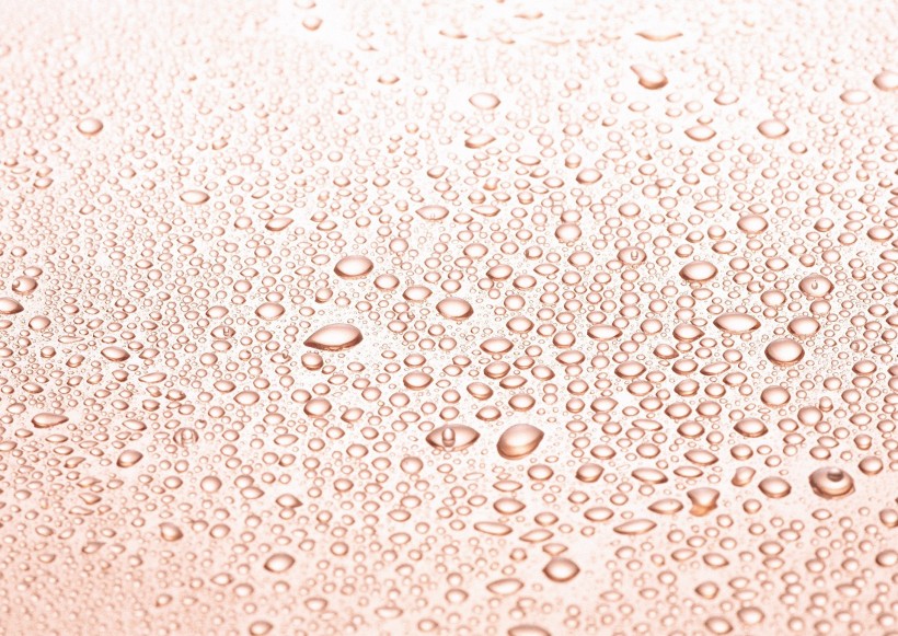 金属上的水珠图片