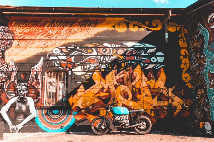 墙上的趣味涂鸦图片